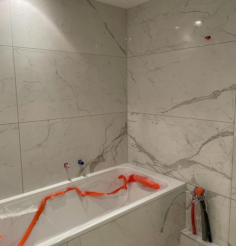 Rénovation salle de bain complète à l&#8217;Orangerie Strasbourg en carrelage 120&#215;60 marbré Saverne 1
