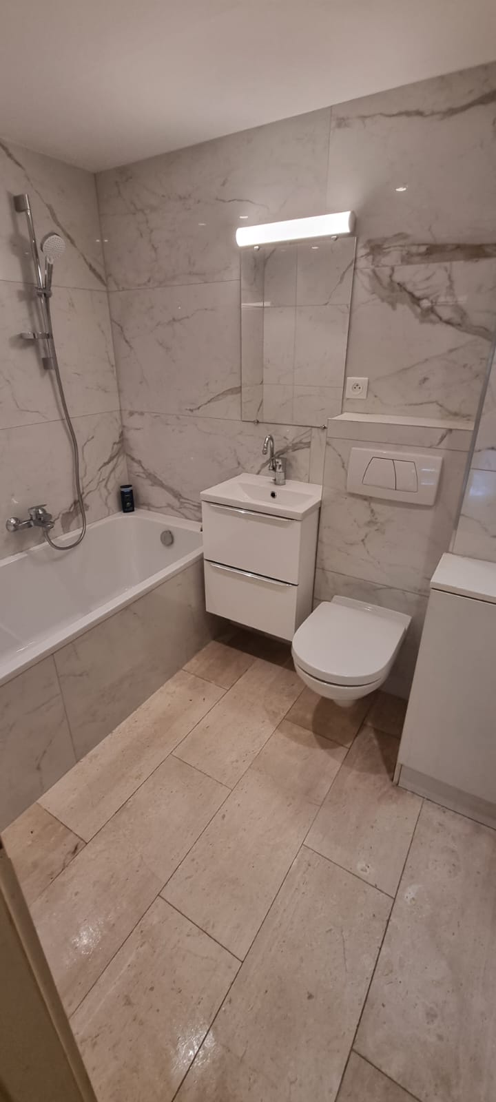 Rénovation salle de bain complète à l&#8217;Orangerie Strasbourg en carrelage 120&#215;60 marbré Erstein
