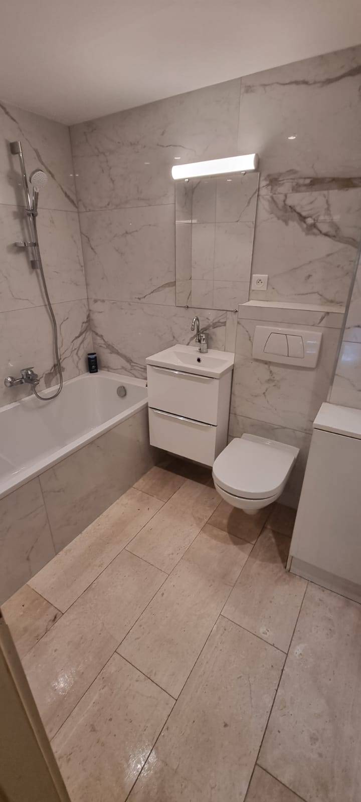Rénovation salle de bain complète à l&#8217;Orangerie Strasbourg en carrelage 120&#215;60 marbré Erstein