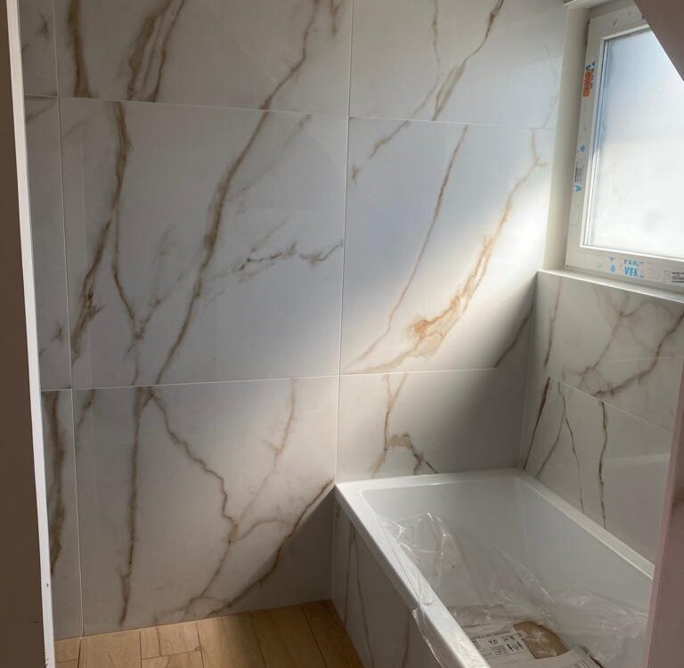 Carrelage 100&#215;100 effet parquet et douche à l&#8217;italienne Bischwiller