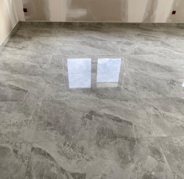 Chantier réalisé à Eschau : pose de carrelage intérieur sol et mur et pose de parquet Saverne
