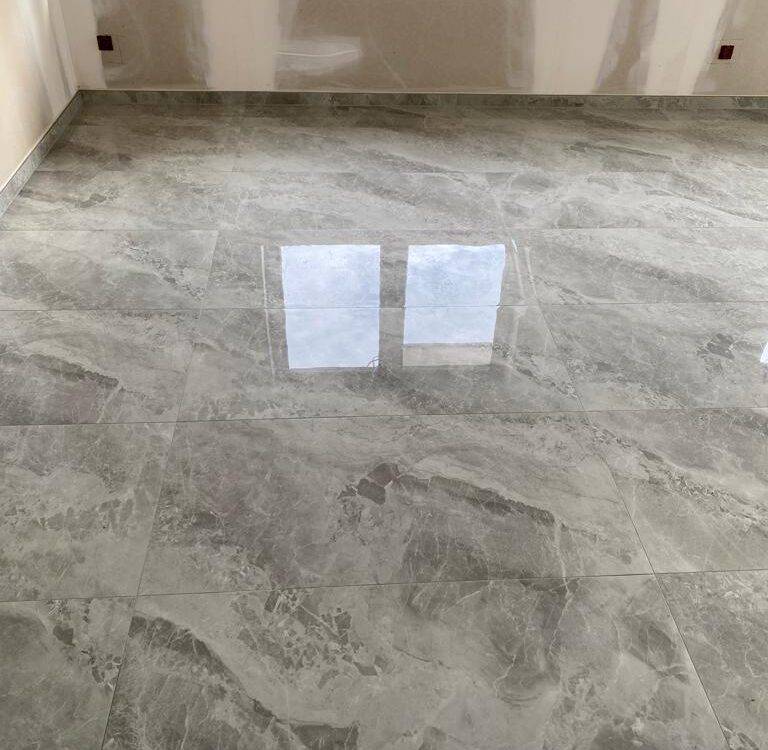 Chantier réalisé à Eschau : pose de carrelage intérieur sol et mur et pose de parquet Saverne