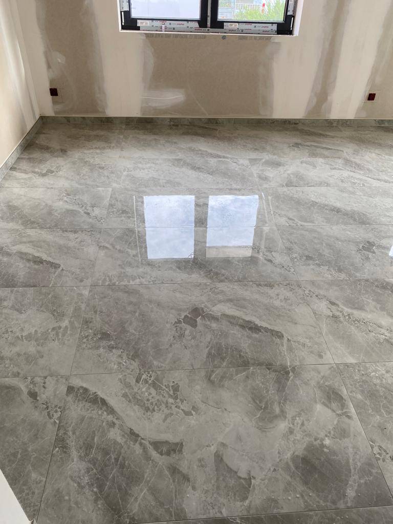 Chantier réalisé à Eschau : pose de carrelage intérieur sol et mur et pose de parquet Saverne