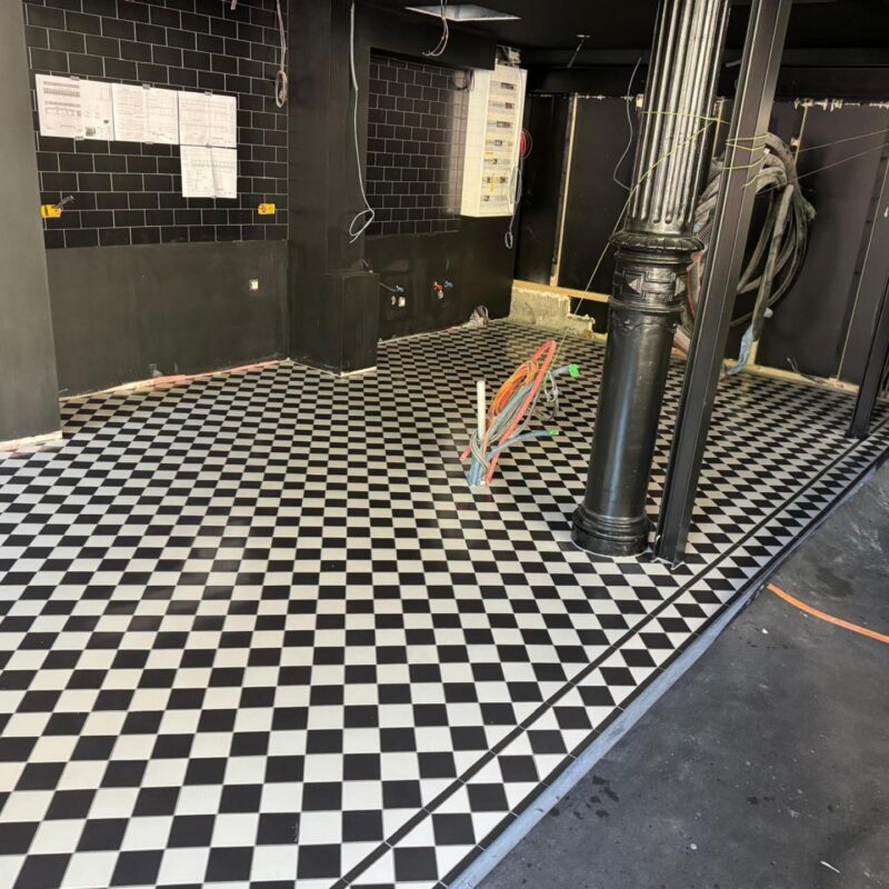 Pose d&#8217;un carrelage en damier noir et blanc Ostwald 6