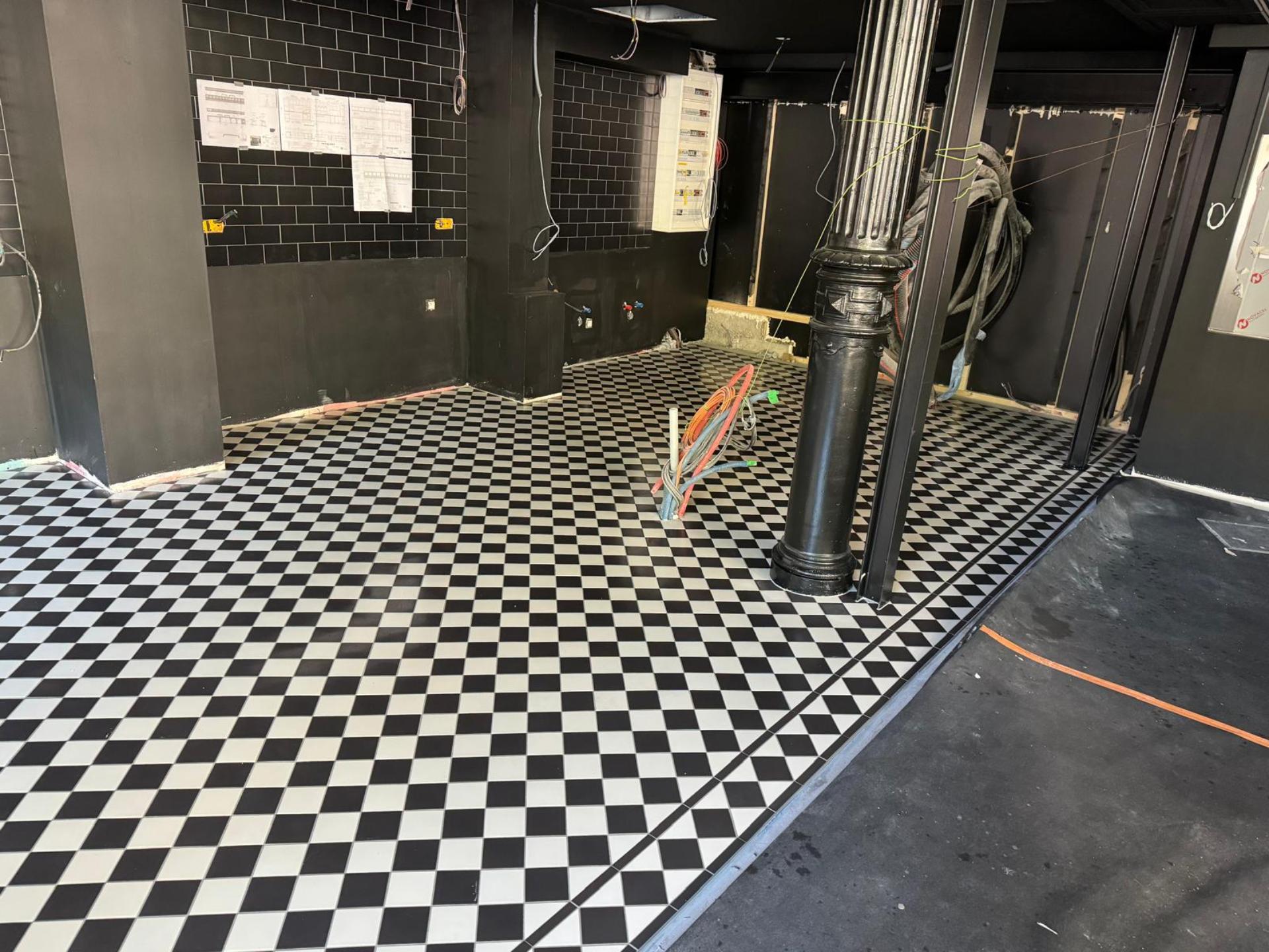 Pose d&#8217;un carrelage en damier noir et blanc Obernai