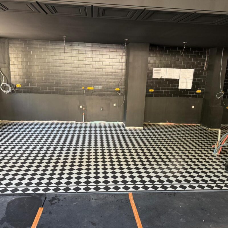 Pose d&#8217;un carrelage en damier noir et blanc Erstein 5