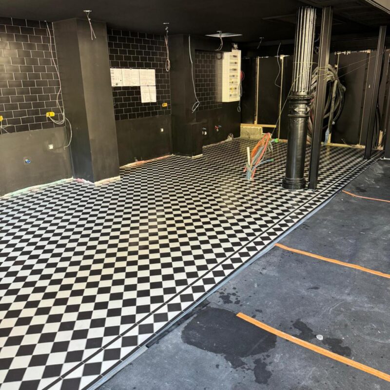 Pose d&#8217;un carrelage en damier noir et blanc Illkirch-Graffenstaden 3