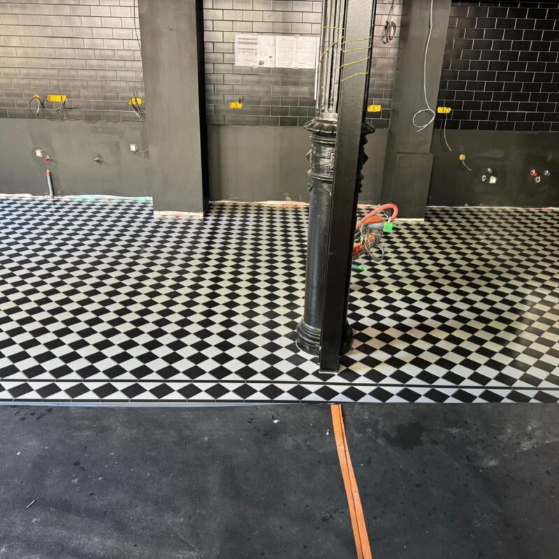 Pose d&#8217;un carrelage en damier noir et blanc Bischwiller 1