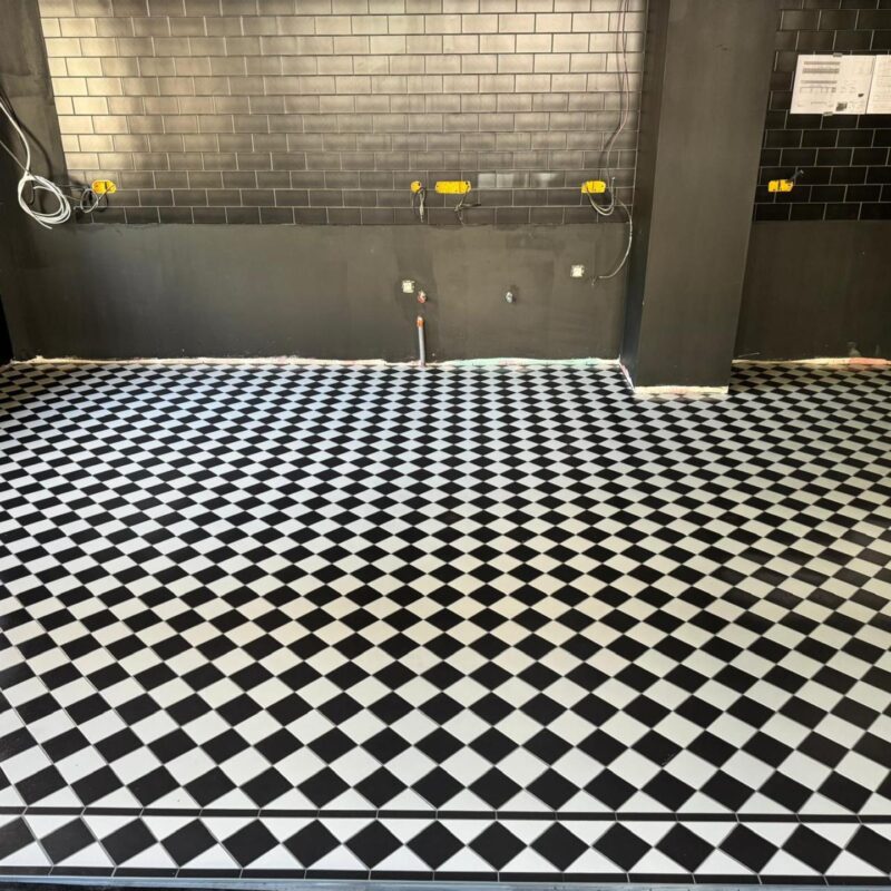 Pose d&#8217;un carrelage en damier noir et blanc Obernai 0