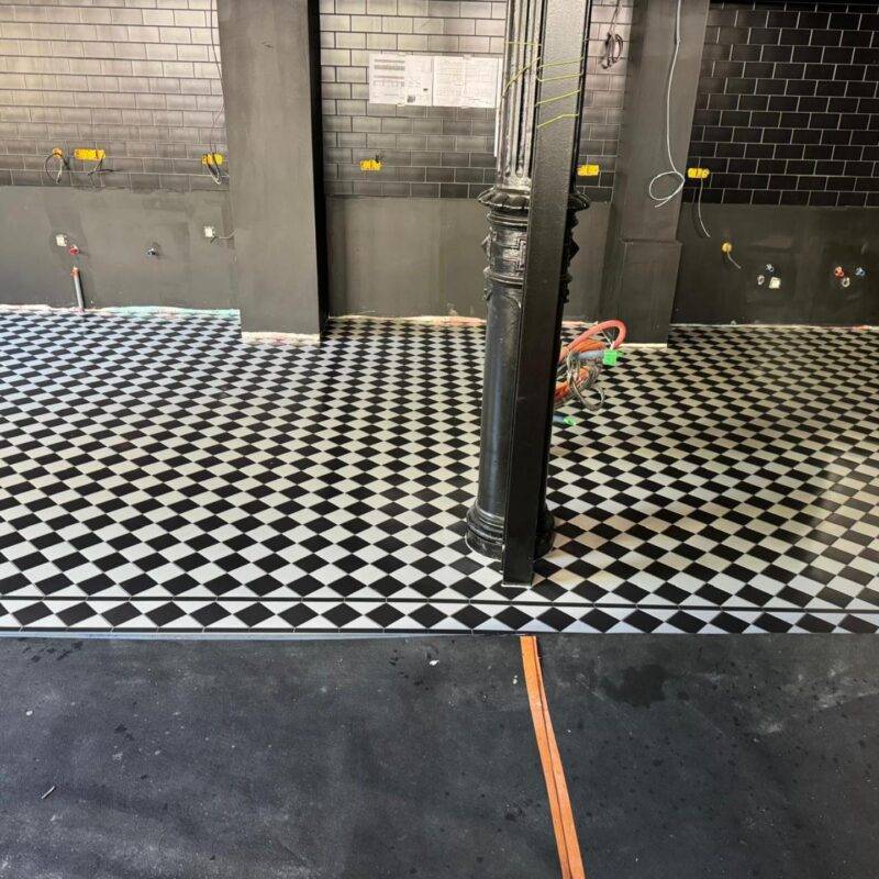 Pose d&#8217;un carrelage en damier noir et blanc Bischwiller 1
